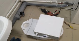 Установка напольного унитаза в Кохме: монтаж под ключ от СантехДомКхм от 5077 рублей.