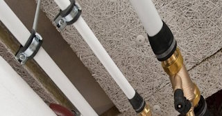 Замена труб водоснабжения в квартире: цена от 2031 руб. - СантехДомКхм
